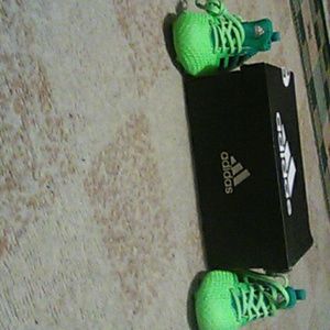 New 17.3 Soccer shoes size 10 1/2 kids